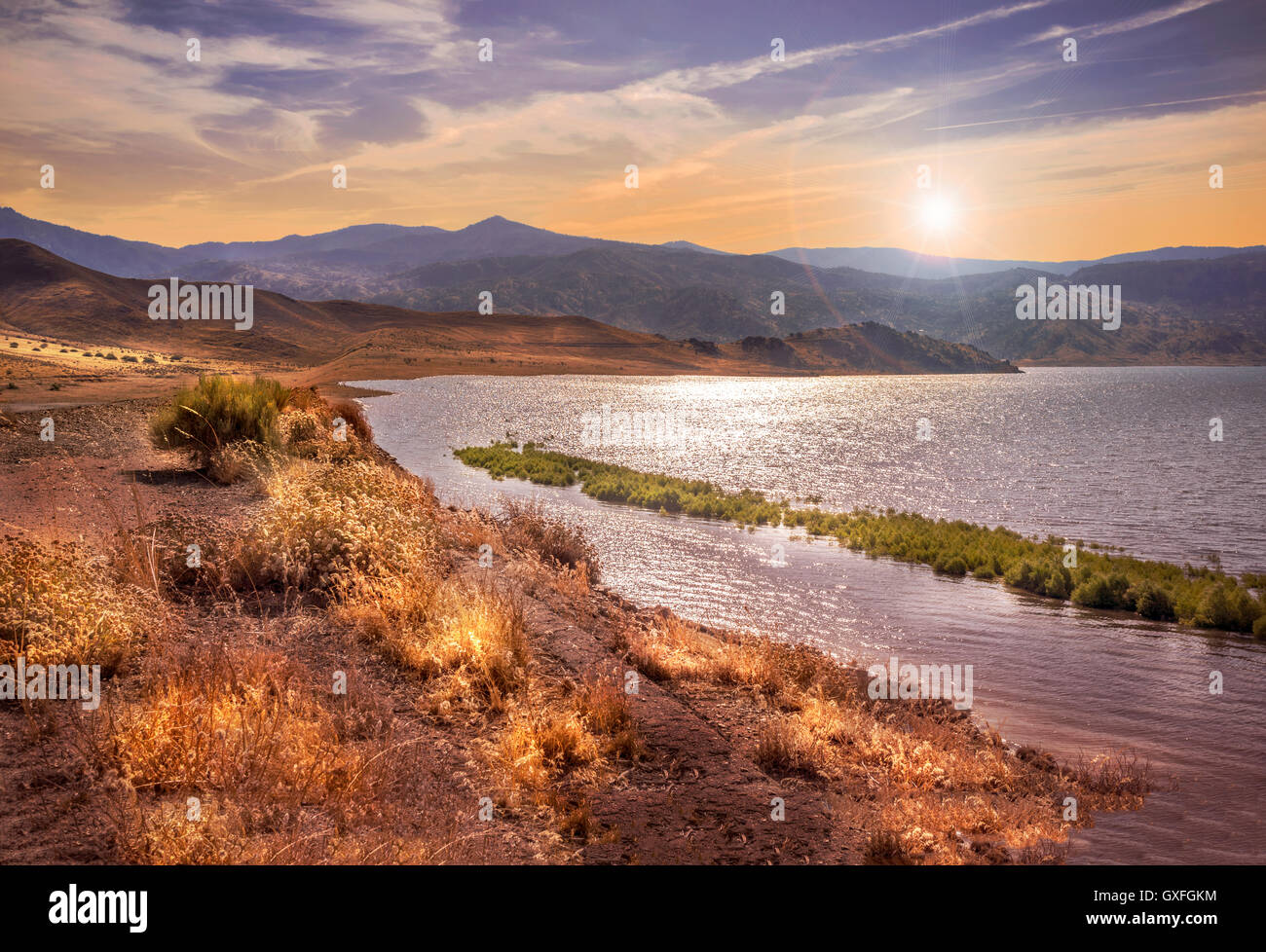Paysage de montagne avec le lac et le coucher du soleil Banque D'Images