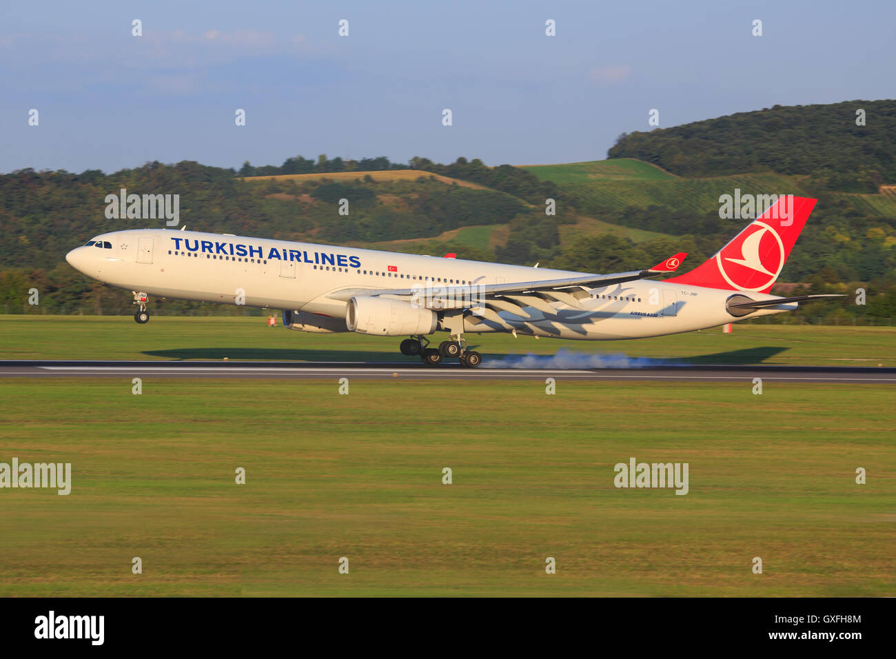 Vienne/Autriche le 4 juillet 2012 : Airbus A330 de la compagnie aérienne turque à l'aéroport de Wien. Banque D'Images Vienne/Autriche le 4 juillet 2012 : Airbus A330 de la compagnie aérienne turque à l'aéroport de Wien. Banque D'Images