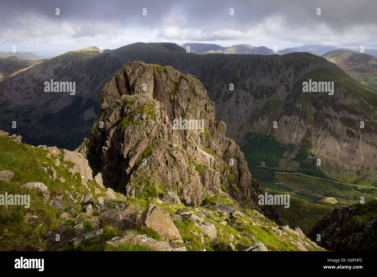 Pilier du Rock avec la gamme haute Stile au-delà, de Lake District Banque D'Images