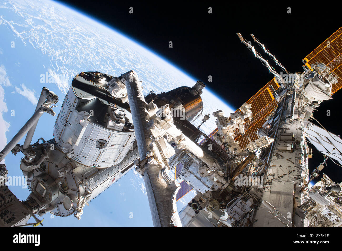 Une vue de la Station spatiale internationale après les membres de l'équipage Expédition 48 les astronautes de la NASA Commander Jeff Williams et l'ingénieur de vol Kate Rubins a apporté des modifications à l'extérieur pendant un voyage de 6 heures et 48 minutes de sortie dans le 1er septembre 2016. Banque D'Images
