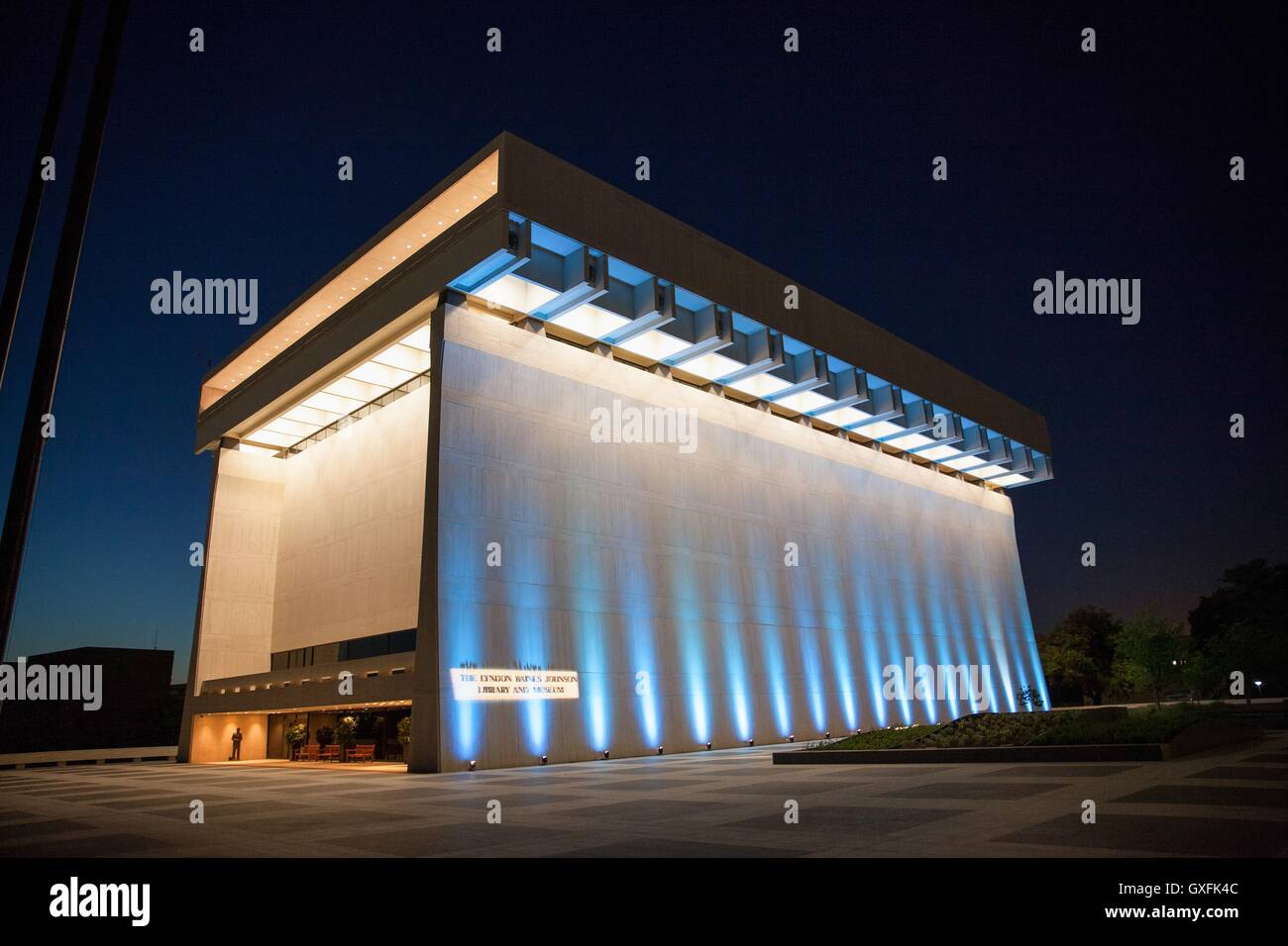 La LBJ Presidential Library éclairé la nuit avec des projecteurs bleu pendant le Sommet des droits civils le 9 avril 2014 à Austin, Texas. Banque D'Images