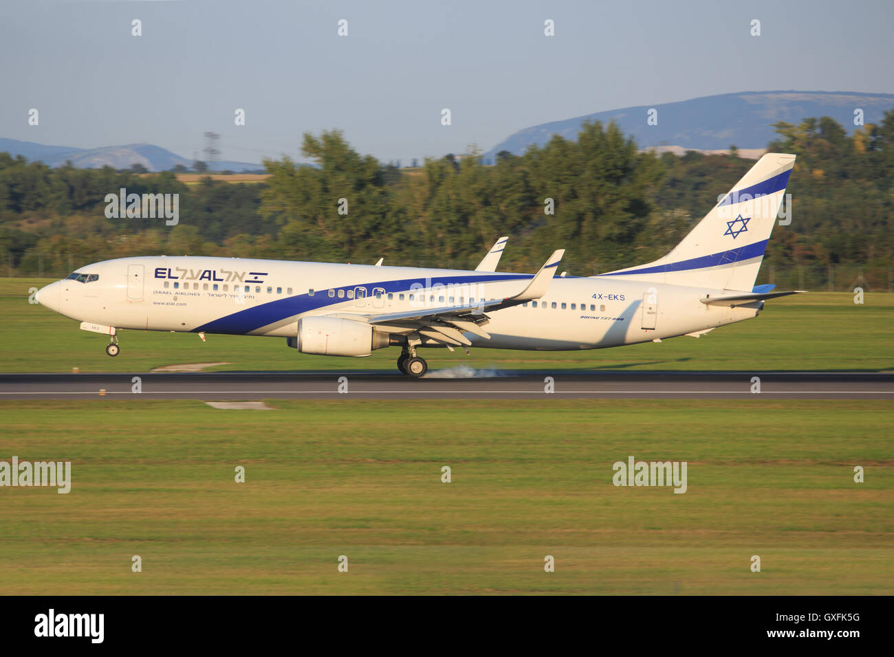 Vienne/Autriche le 4 juillet 2012 : Boein 737 d'El Al à l'aéroport de Wien. Banque D'Images