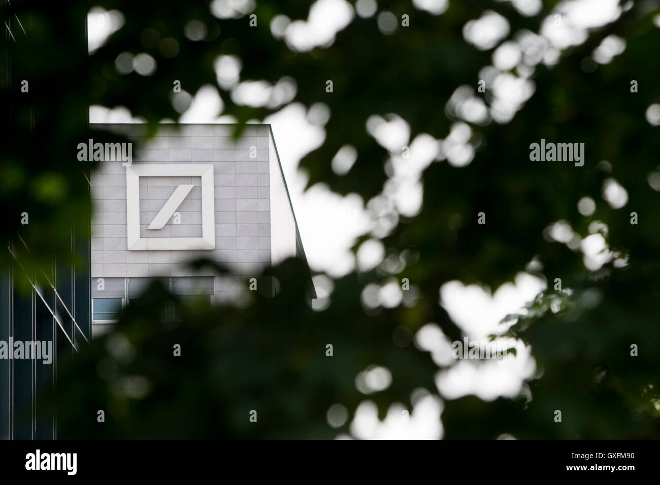 Un logo affiche à l'extérieur de l'établissement occupé par la Deutsche Bank en Milan, Italie le 3 septembre 2016. Banque D'Images