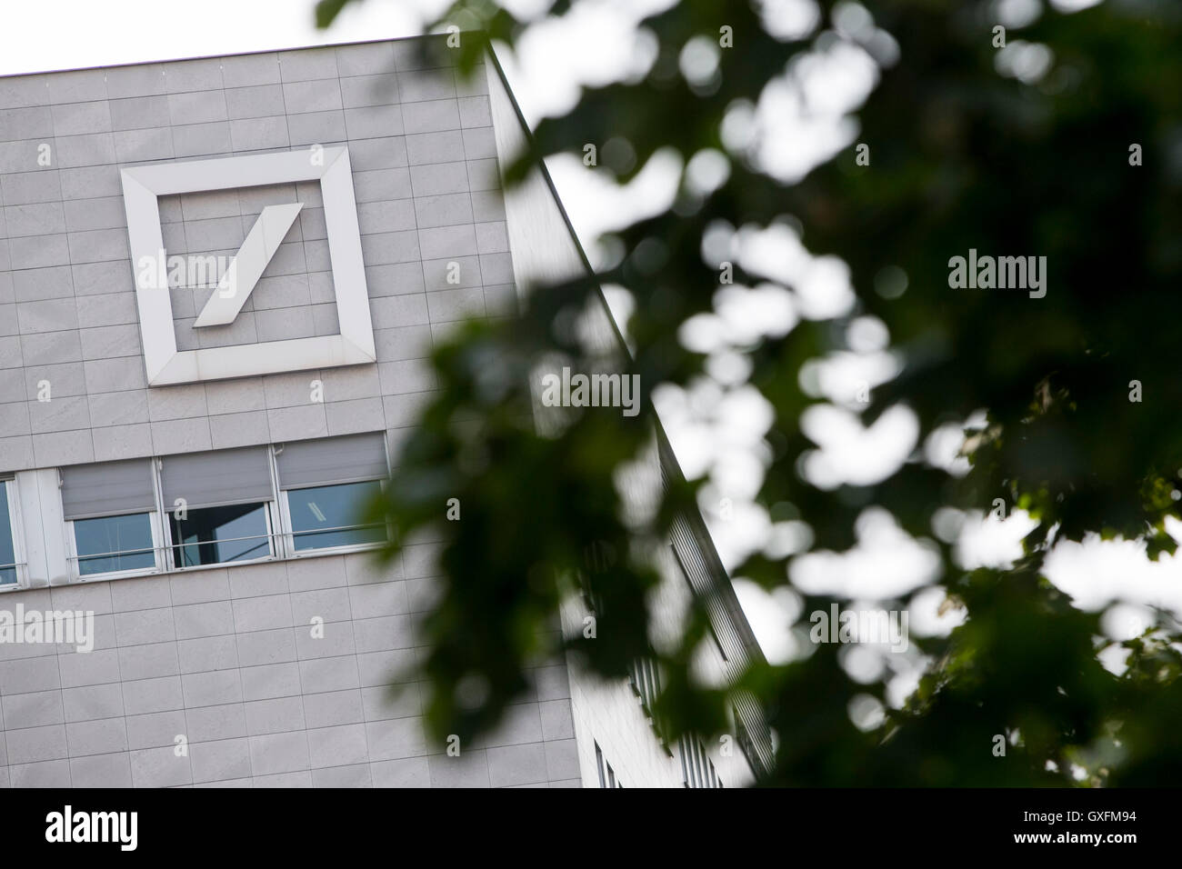 Un logo affiche à l'extérieur de l'établissement occupé par la Deutsche Bank en Milan, Italie le 3 septembre 2016. Banque D'Images