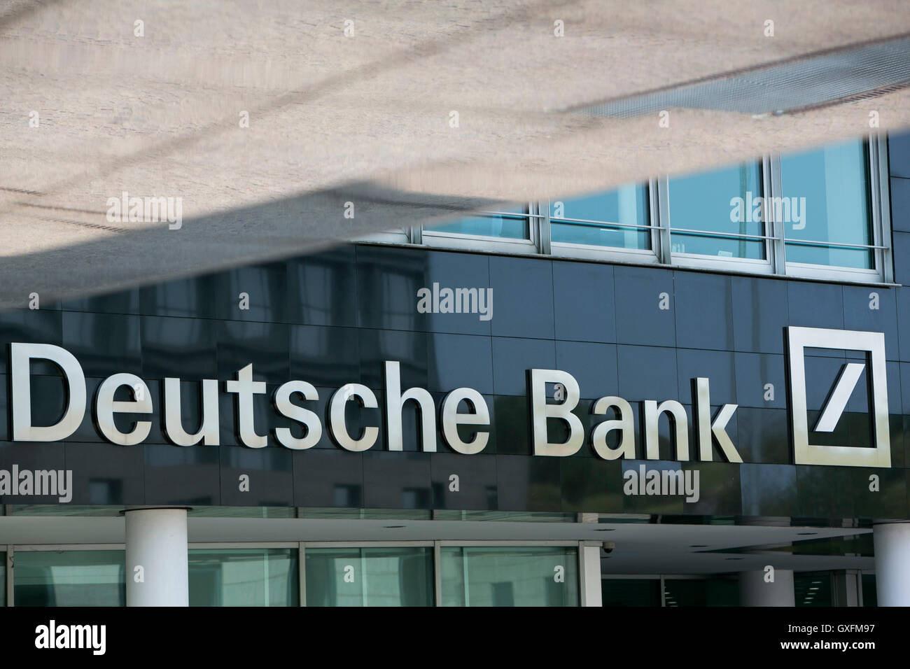 Un logo affiche à l'extérieur de l'établissement occupé par la Deutsche Bank en Milan, Italie le 3 septembre 2016. Banque D'Images