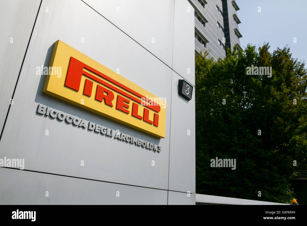 Un logo affiche à l'extérieur du siège social de Pirelli & C. SpA à Milan,  Italie le 3 septembre 2016 Photo Stock - Alamy