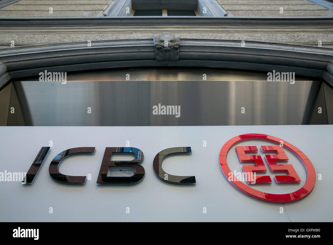 Un logo affiche à l'extérieur de la direction générale de Milan de la Banque industrielle et commerciale de Chine (ICBC) à Milan, Italie le 3 septembre, 20 Banque D'Images