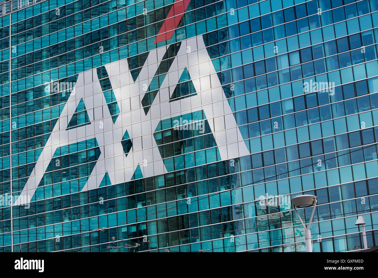 Un logo affiche à l'extérieur d'un établissement occupé par AXA en Milan, Italie le 3 septembre 2016. Banque D'Images