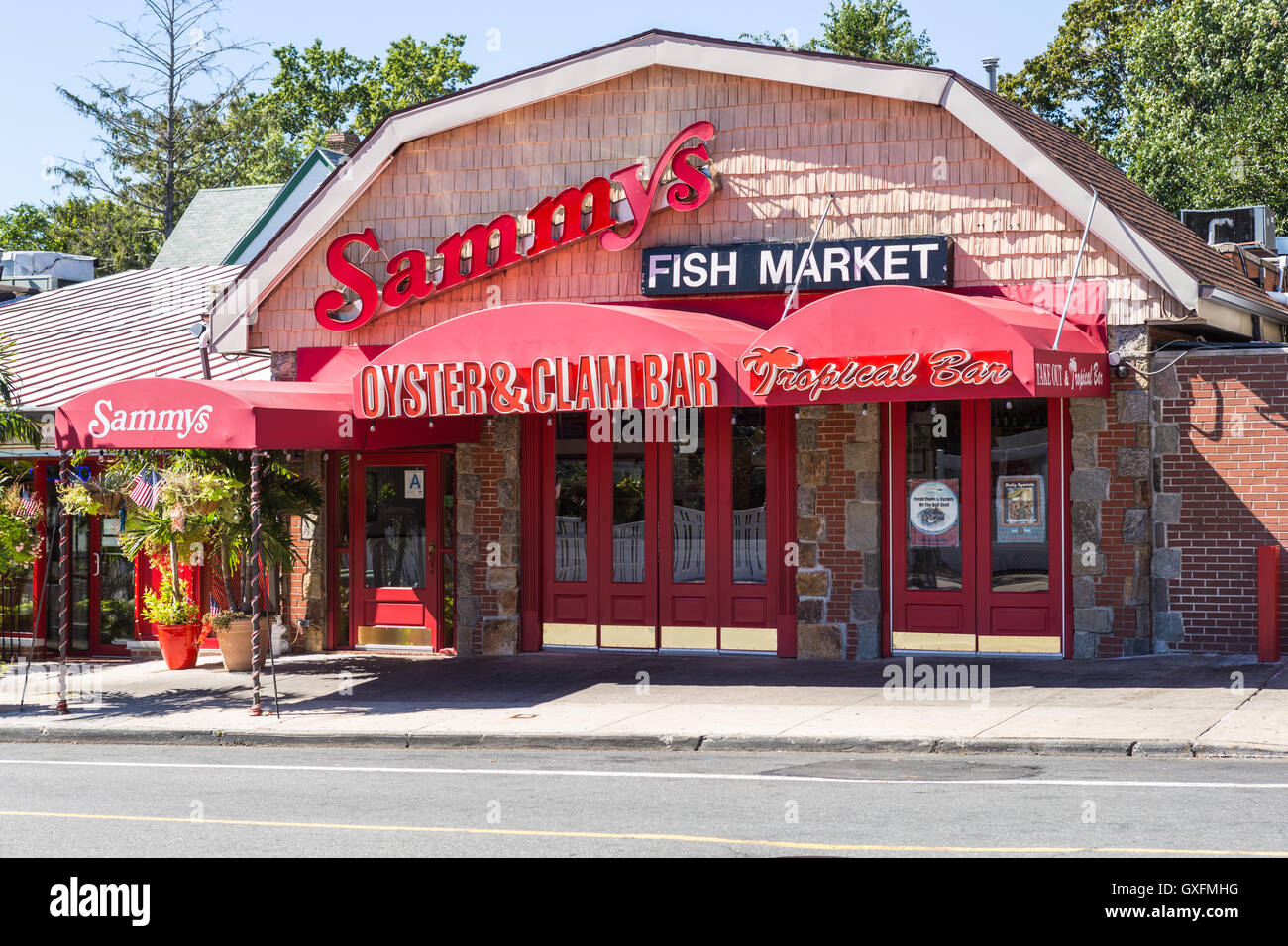 L'huître & Clam Bar et Bar tropical à Sammy's Boîte à poisson, un restaurant de fruits de mer sur l'île de ville dans le Bronx, New York. Banque D'Images