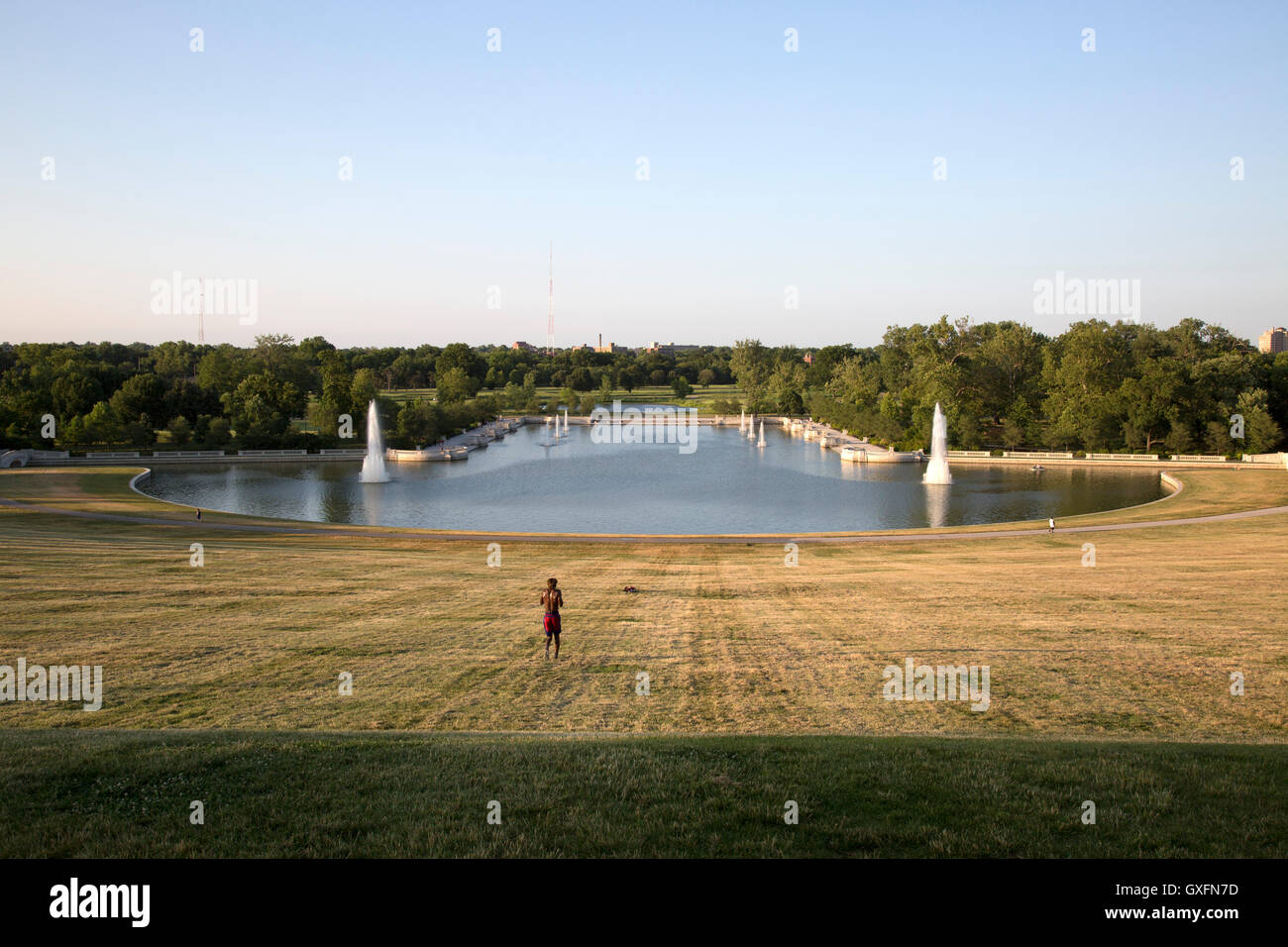 Vue sur le Grand Bassin dans le parc forestier. L'homme noir, de formation. Parc urbain à Saint Louis au Missouri. Midwest, USA Banque D'Images
