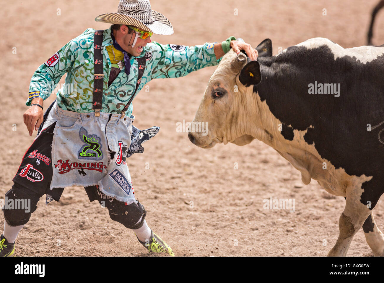 Tuckness poussiéreux torero affronte un taureau en colère après tossing rider Zeb Lanham au Cheyenne Frontier Days à Frontier Park Arena le 25 juillet 2015 à Cheyenne, Wyoming. Frontier Days célèbre les traditions de l'ouest cowboy avec un rodéo, défilé et juste. Banque D'Images