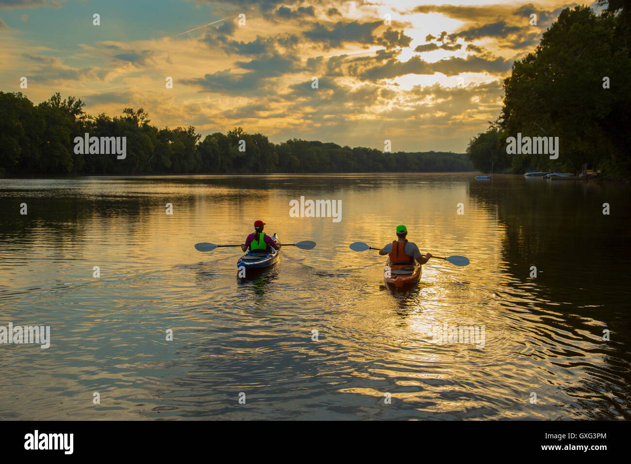 Kayak de rivière en couple au coucher du soleil Banque D'Images