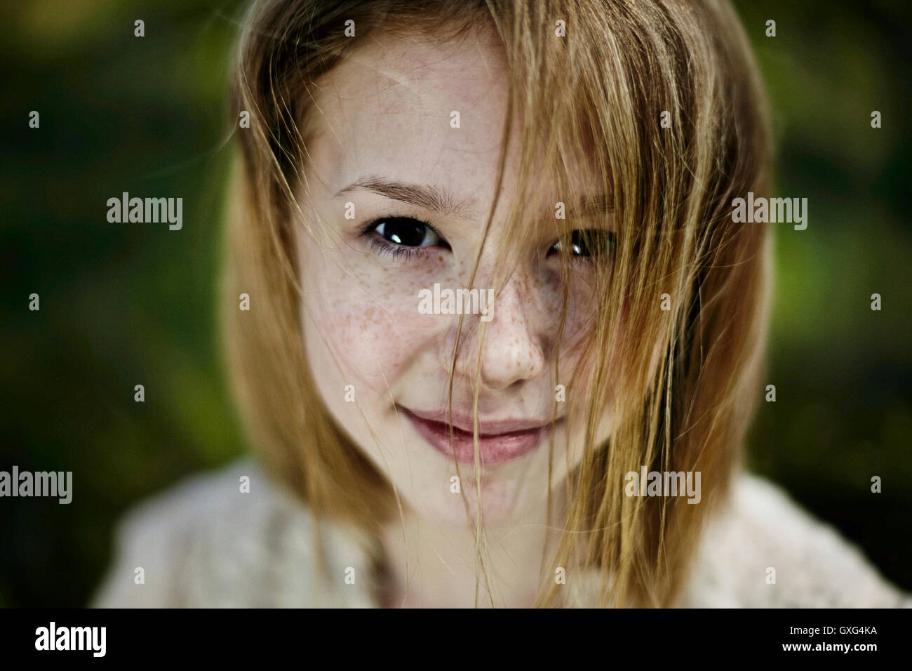 Smiling Caucasian girl with freckles Banque D'Images