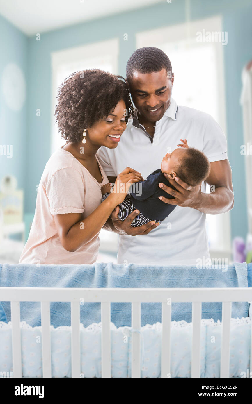 Les parents d'admirer son bébé noir Banque D'Images