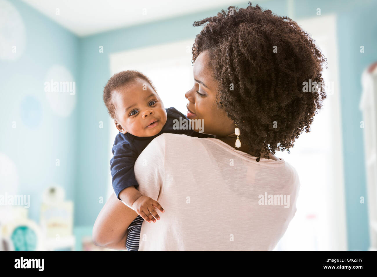 Mère portant son bébé noir Banque D'Images