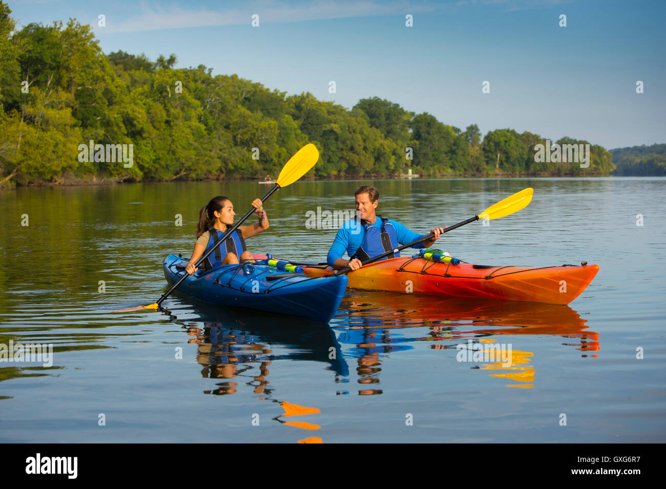 Kayak de rivière en couple Banque D'Images