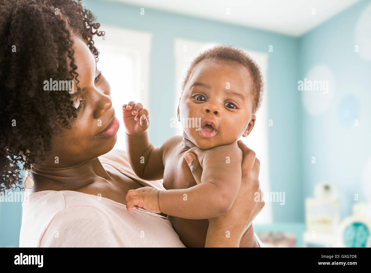 Black Mother holding baby son Banque D'Images