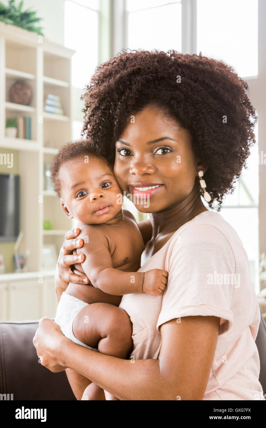 Black Mother holding baby son Banque D'Images