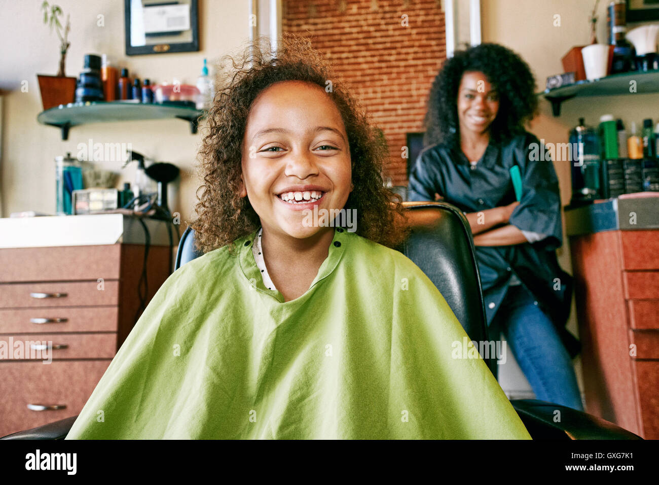 Smiling coiffure et client dans un salon de coiffure Banque D'Images