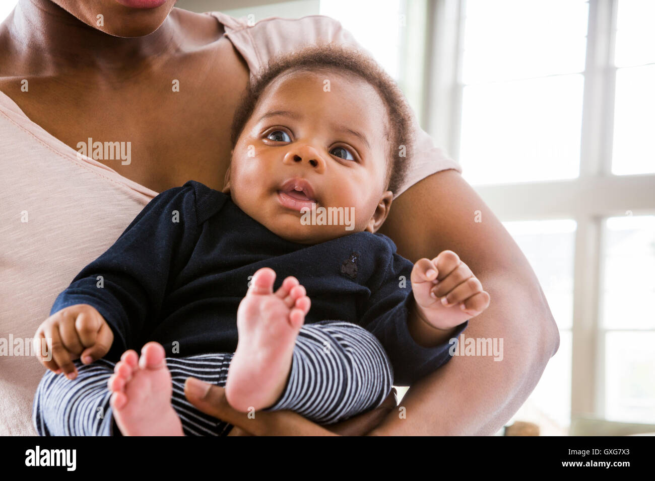 Black Mother holding baby son Banque D'Images