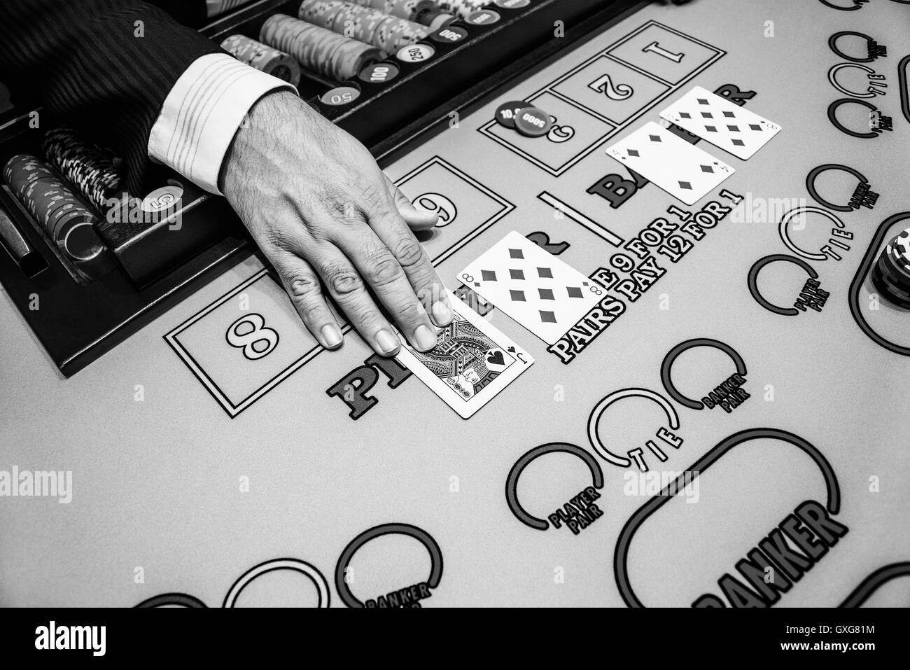 Main de courtier à table de baccarat Banque D'Images