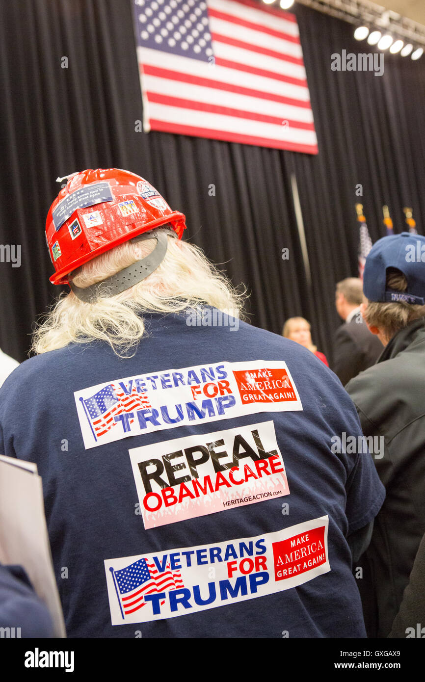 Un travailleur de la construction s'use et milliardaire GOP candidate présidentielle Donald Trump autocollants sur son corps comme il arrive pour un rassemblement le 19 février 2016 à Myrtle Beach, Caroline du Sud. La primaire républicaine en Caroline du Sud vote a lieu le samedi, 20 février. Banque D'Images