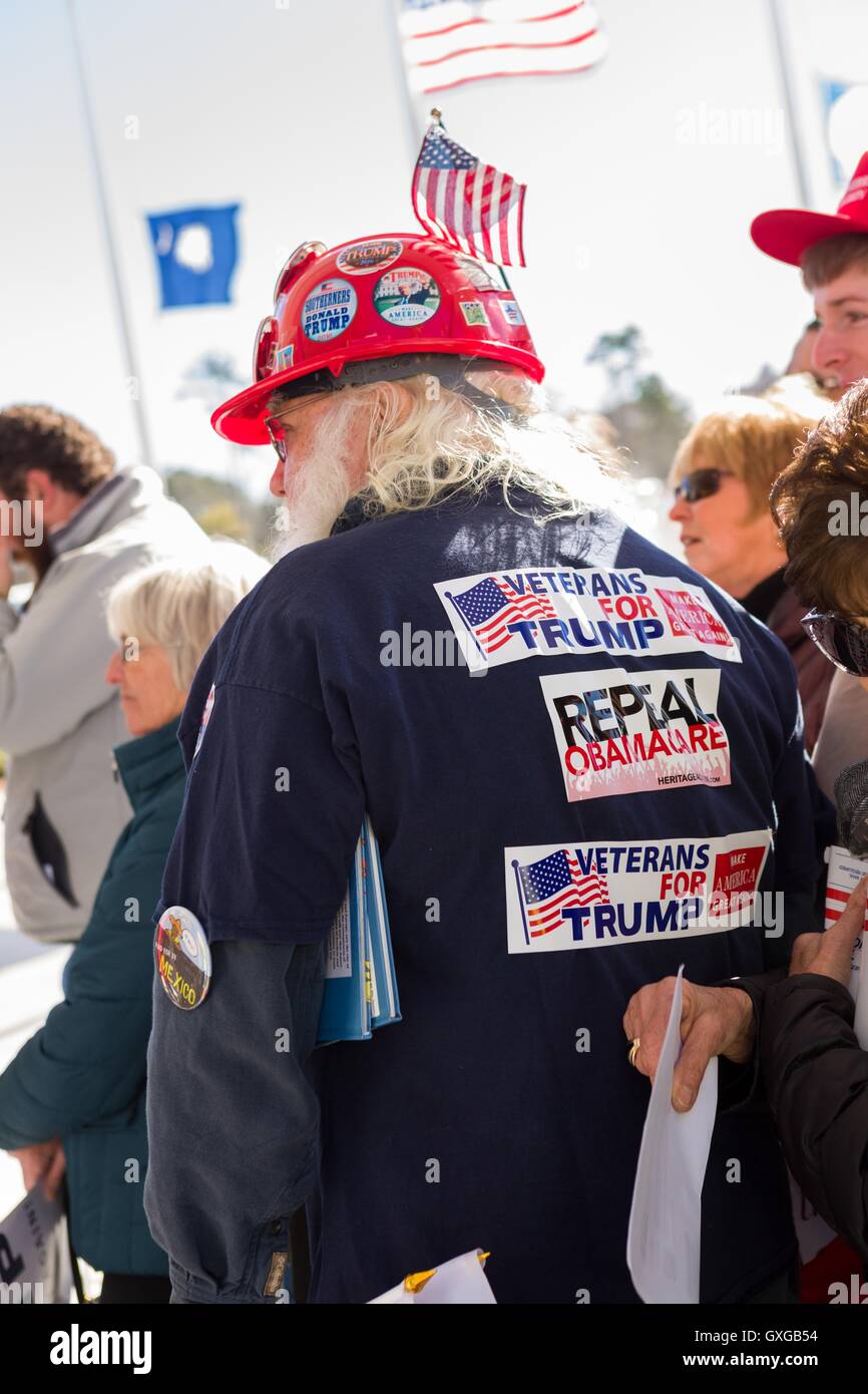 Un travailleur de la construction s'use et milliardaire GOP candidate présidentielle Donald Trump autocollants sur son corps comme il arrive pour un rassemblement le 19 février 2016 à Myrtle Beach, Caroline du Sud. La primaire républicaine en Caroline du Sud vote a lieu le samedi, 20 février. Banque D'Images