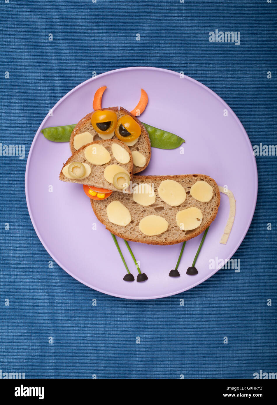 Vache triste fait de pain et de légumes sur la plaque et tissu Banque D'Images