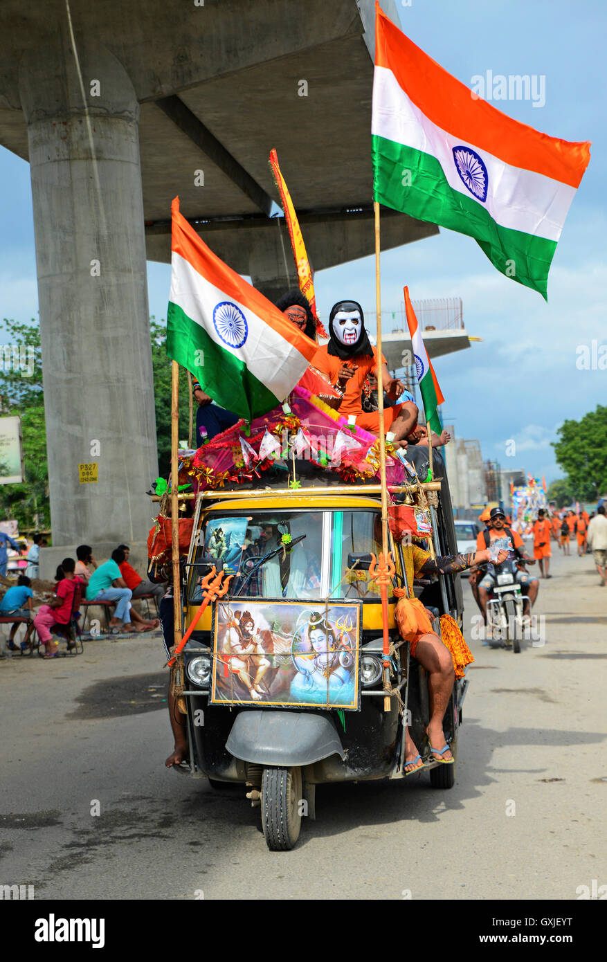 Des gens assis sur le toit d'auto rickshaw Banque D'Images