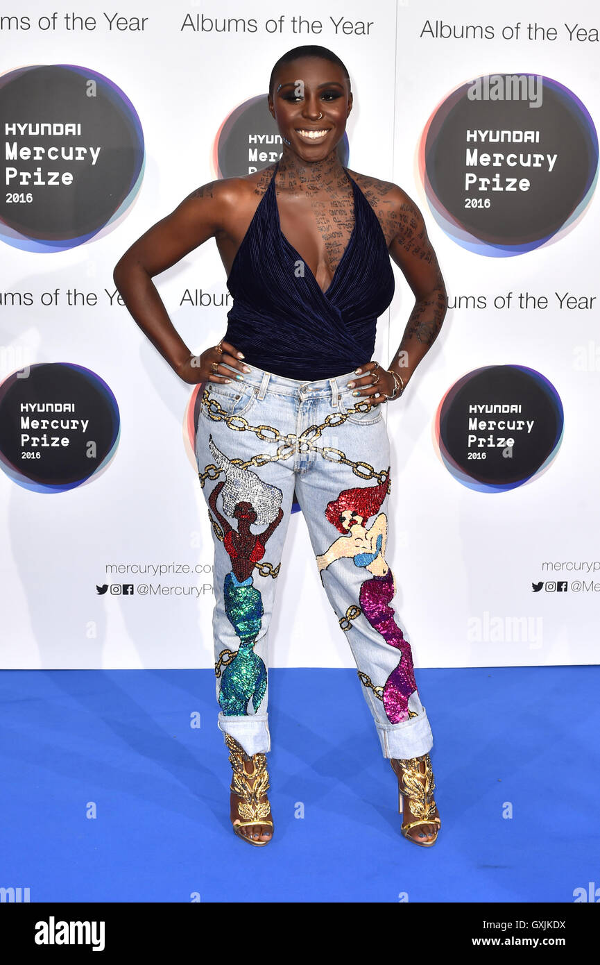 Laura Mvula arrivant au Mercury Prize 2016, tenue à l'Eventim Apollo à Hammersmith, Londres. ASSOCIATION DE PRESSE Photo. Photo date : Jeudi 15 septembre 2016. Crédit photo doit se lire : Matt Crossick/PA Wire. Banque D'Images