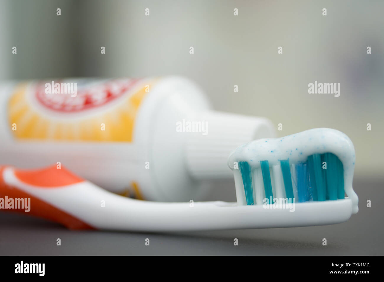 Les dentifrices contenant des microbilles de plastique Banque D'Images