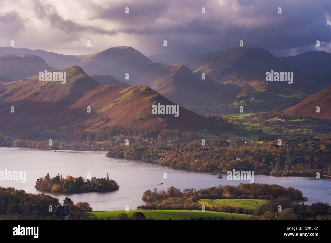 Moody skies above Derwent Water et la vallée de Newlands, Lake District, Cumbria, Angleterre. L'automne (novembre) 2014. Banque D'Images