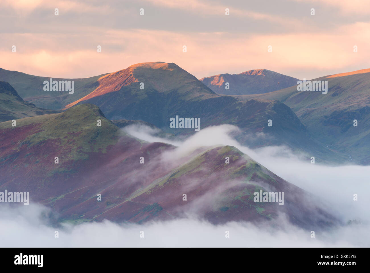 Catbells entouré de montagnes morning mist, Parc National de Lake District, Cumbria, Angleterre. L'automne (novembre) 2014. Banque D'Images