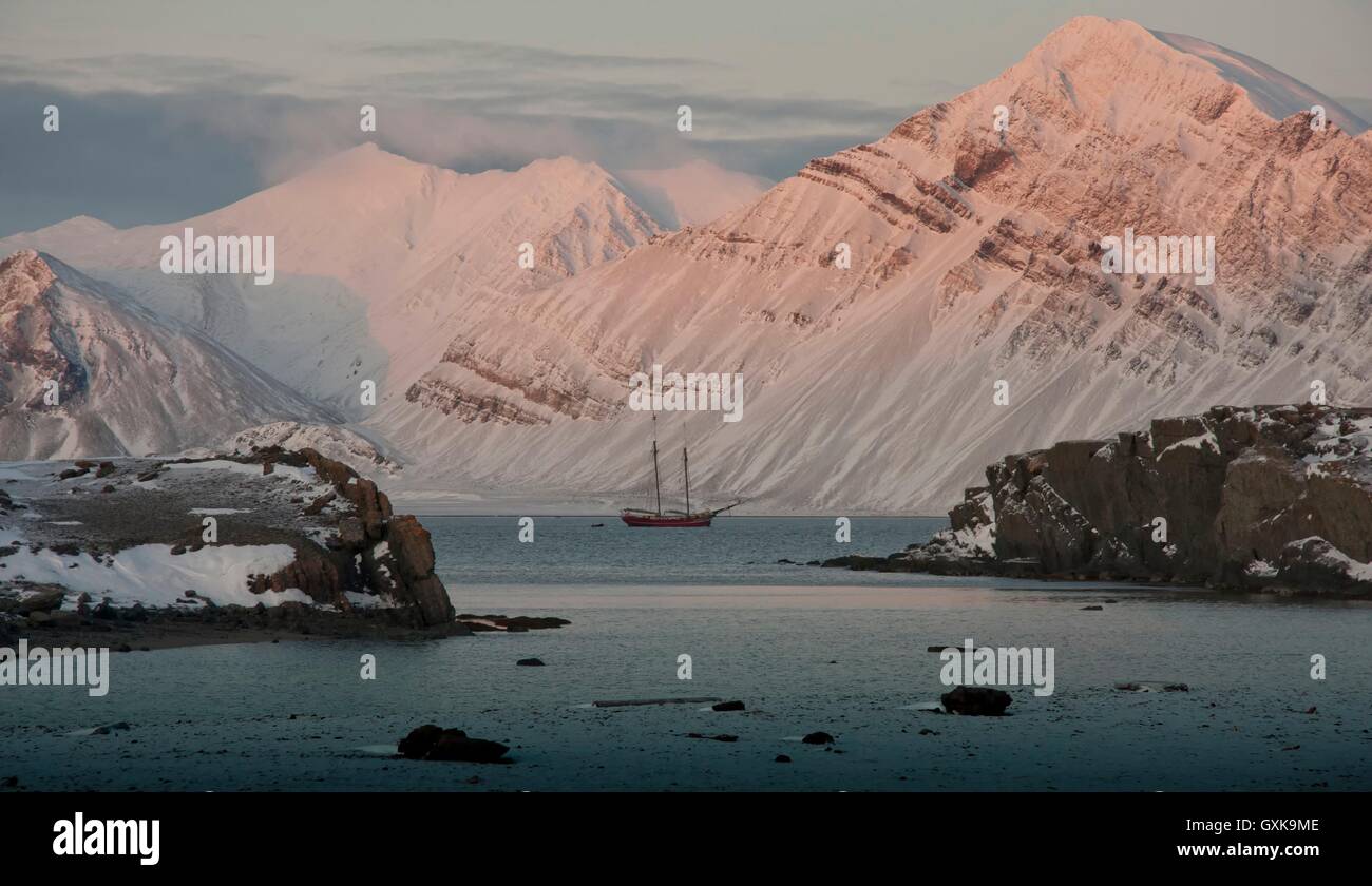 Bateau à voile à Svalbard, Spitzberg Photo Stock - Alamy