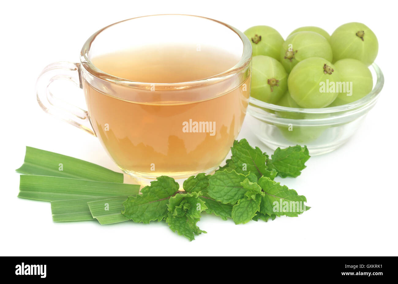 Thé de fines herbes avec l'amla et de citronnelle sur fond blanc Banque D'Images