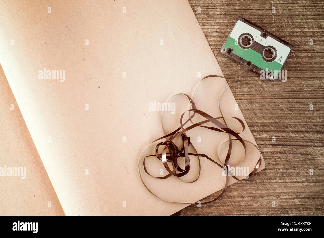 Cassette audio et livre ouvert pour copier-space Banque D'Images