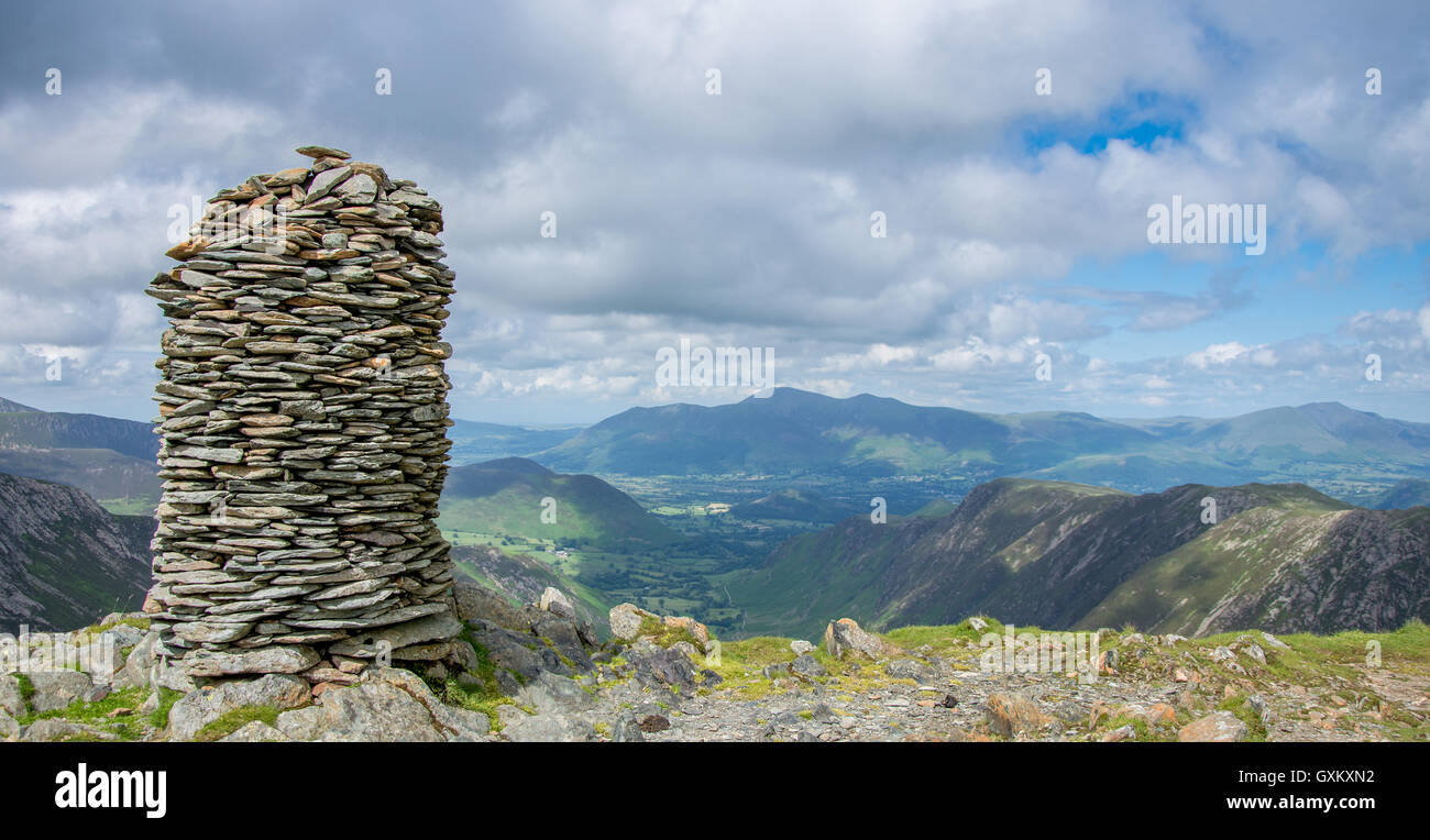 Dale Head et cairn du sommet vers le bas le Skiddale à Newlands Valley Banque D'Images