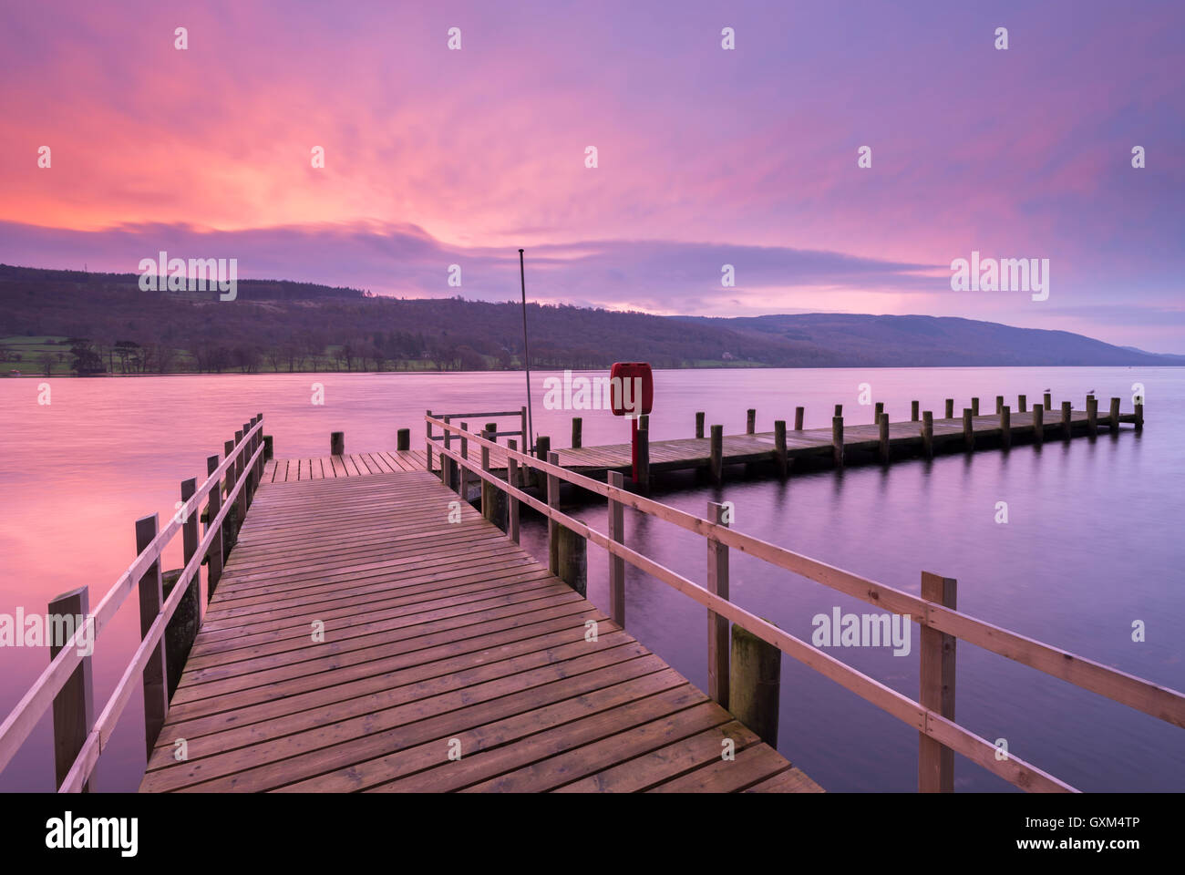 Jetée sur Coniston Water au lever du soleil, Lake District, Cumbria, Angleterre. L'automne (novembre) 2014. Banque D'Images