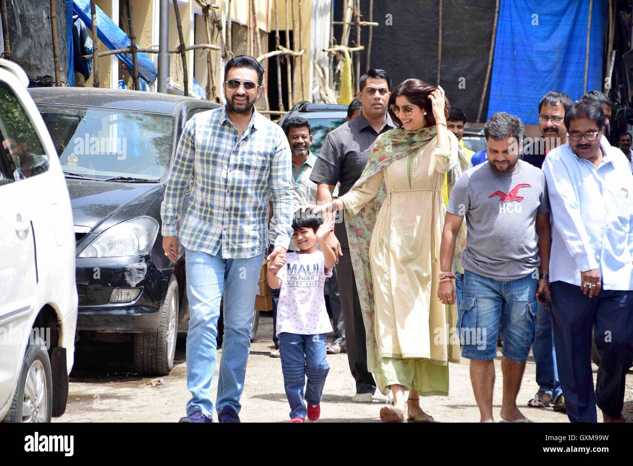 L'acteur de Bollywood Shilpa Shetty Raj Kundra Viaan Murtikar Santosh Kambli Chinchpokli Atelier idol dieu Ganesh Mumbai Banque D'Images