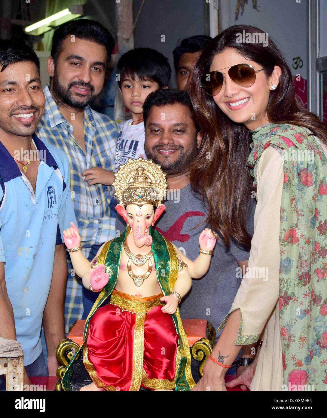 L'acteur de Bollywood Shilpa Shetty mari Raj Kundra Viaan Murtikar Santosh Kambli Atelier à Chinchpokli idol dieu Ganesh Mumbai Banque D'Images