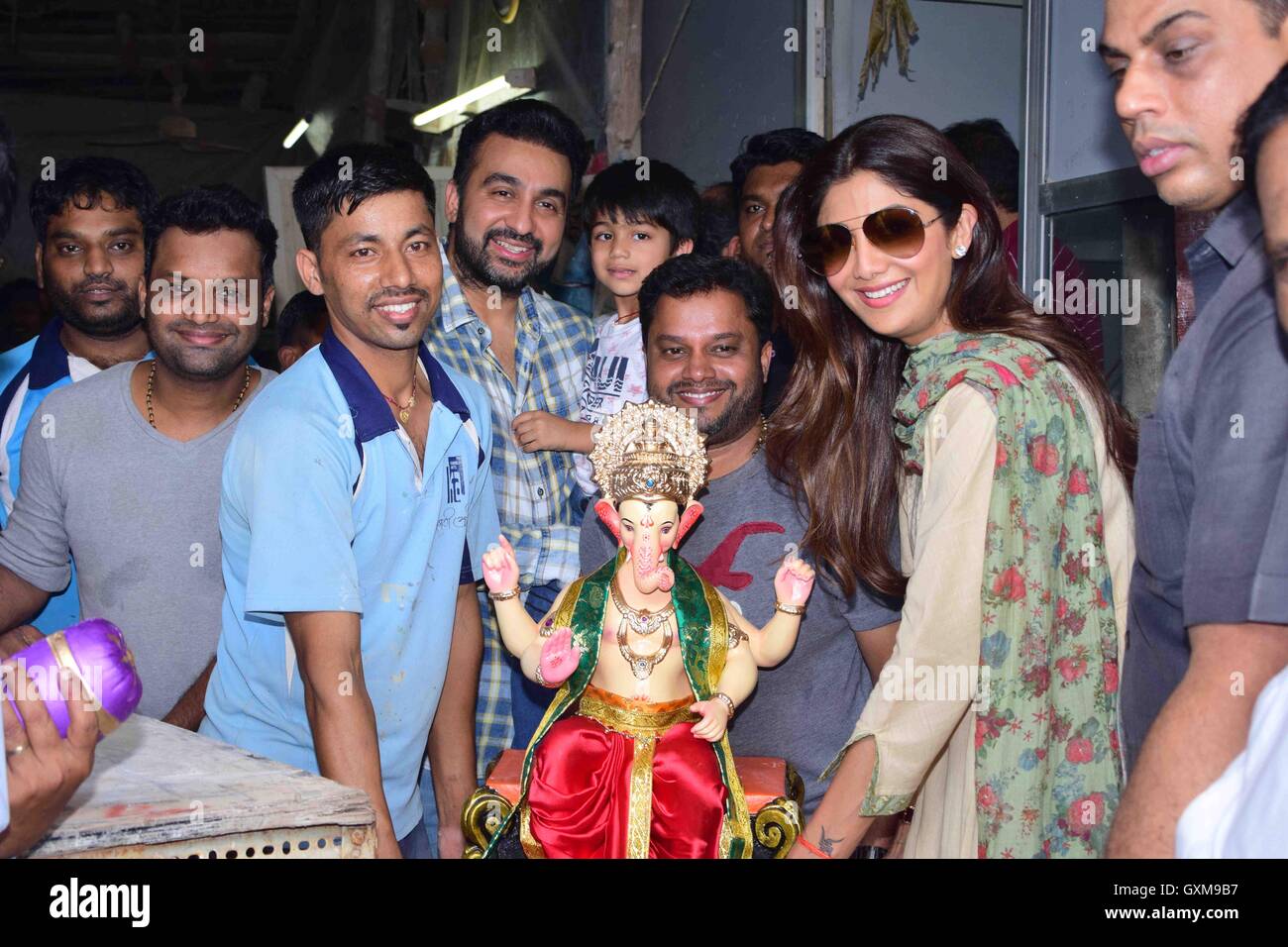 L'acteur de Bollywood Shilpa Shetty Raj Kundra fils Viaan Murtikar Santosh Kambli Chinchpokli Atelier idol dieu Ganesh Mumbai Banque D'Images