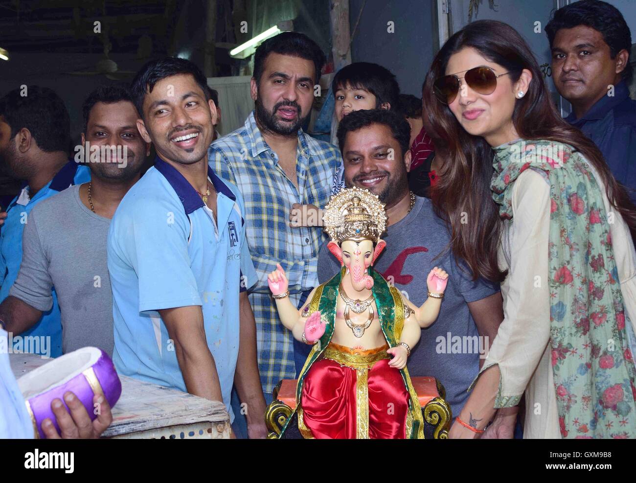 L'acteur de Bollywood Shilpa Shetty Raj Kundra Santosh Murtikar Chinchpokli Atelier Kambli idol dieu Ganesh Mumbai Banque D'Images