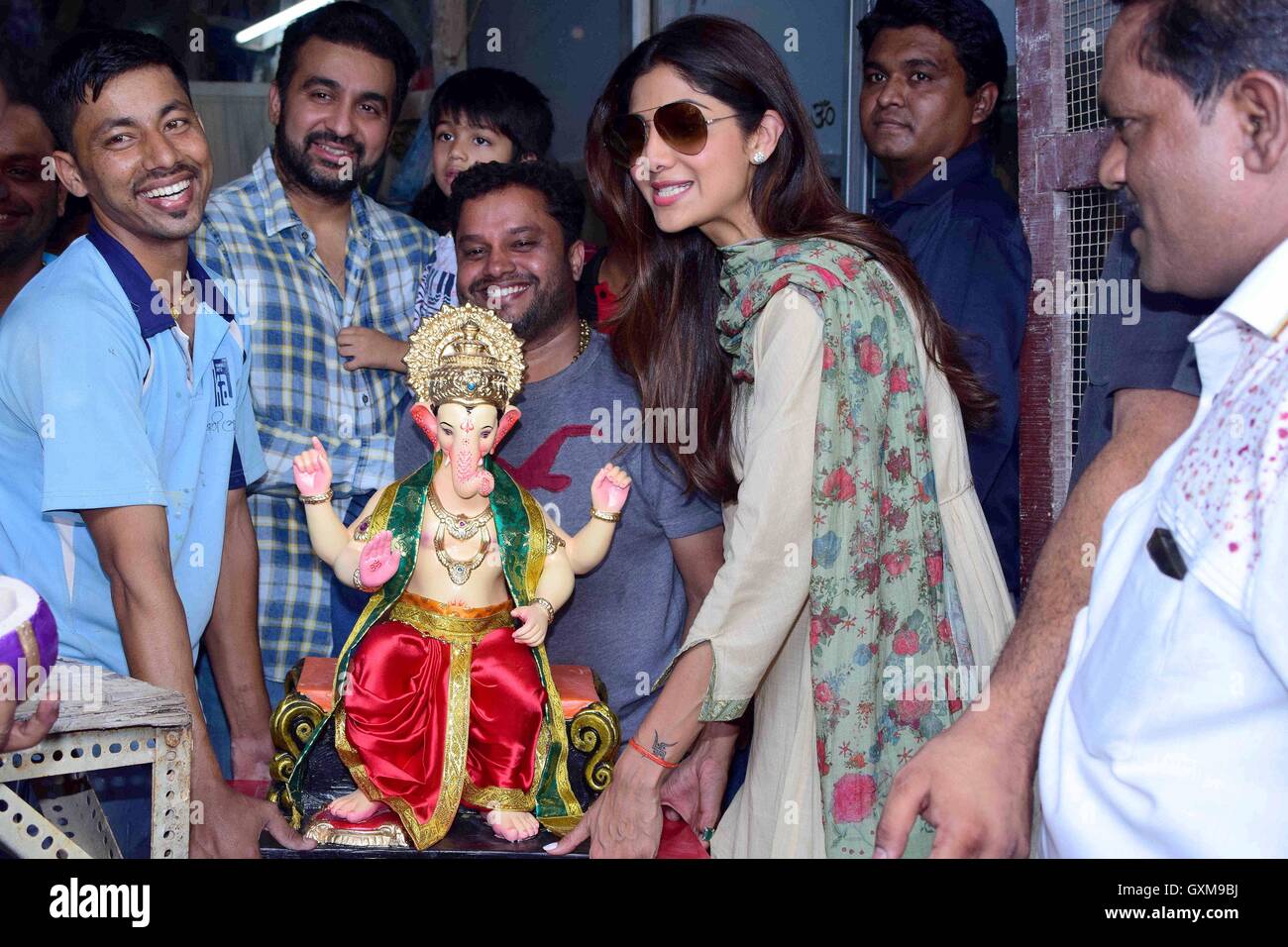 L'acteur de Bollywood Shilpa Shetty et Raj Kundra fils Viaan Murtikar Santosh Kambli Atelier à Chinchpokli idol dieu Ganesh Mumbai Banque D'Images