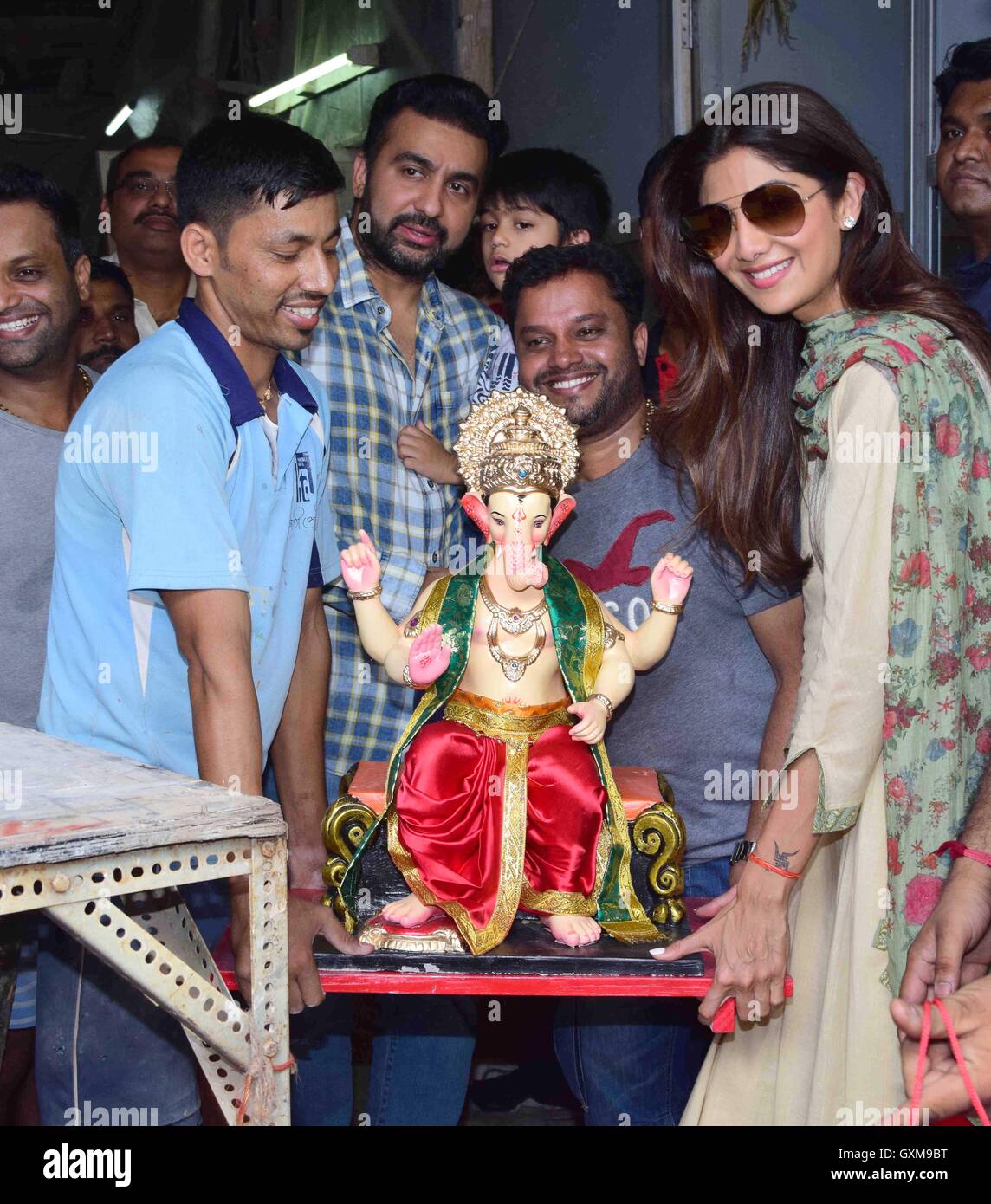 L'acteur de Bollywood Shilpa Shetty mari Raj Kundra fils Viaan Murtikar Santosh Kambli Chinchpokli Atelier idol dieu Ganesh Mumbai Banque D'Images