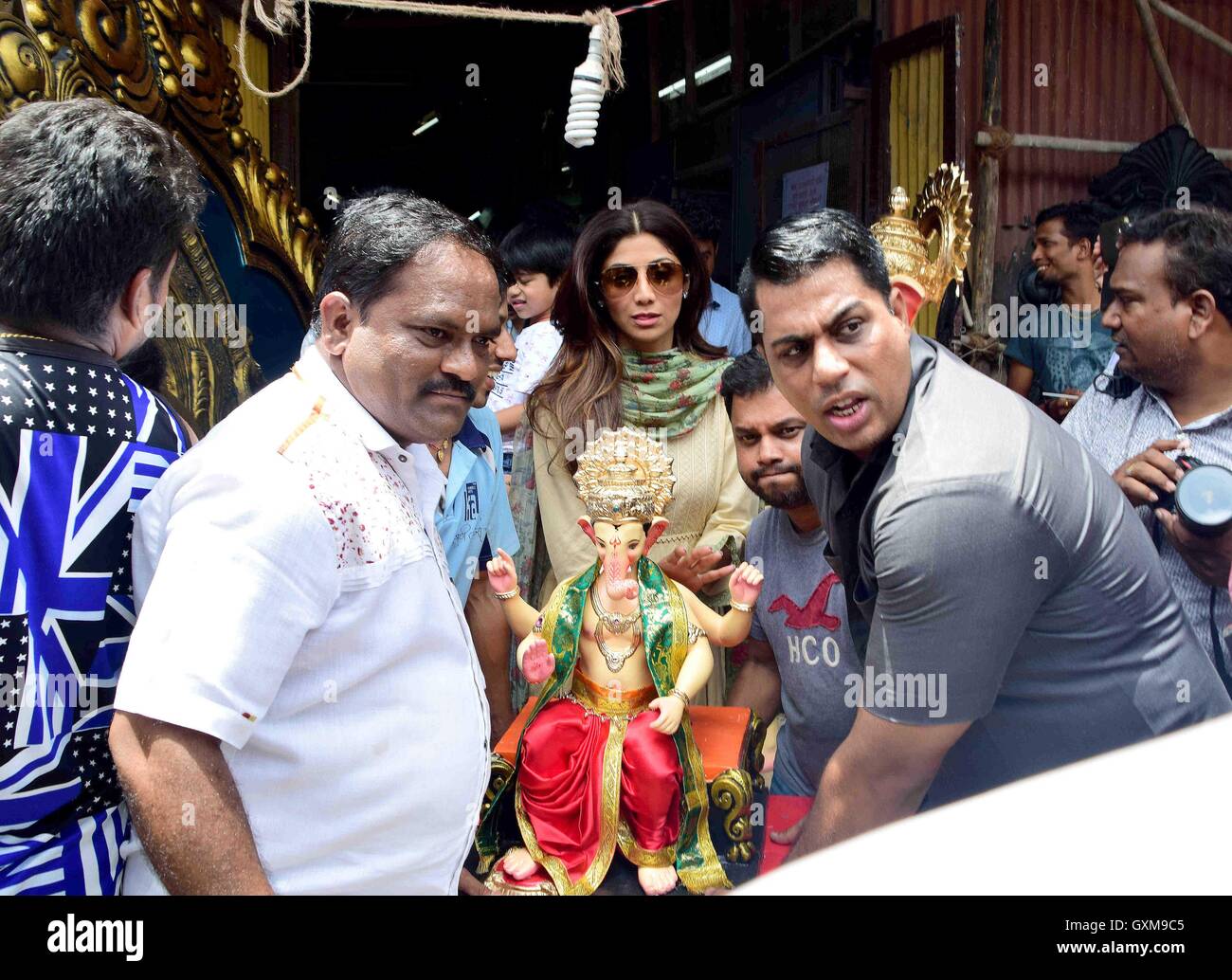 L'acteur de Bollywood Shilpa Shetty Murtikar Santosh Kambli Chinchpokli Atelier recueillir hindoue idole dieu à tête d'éléphant Ganesh Mumbai Banque D'Images