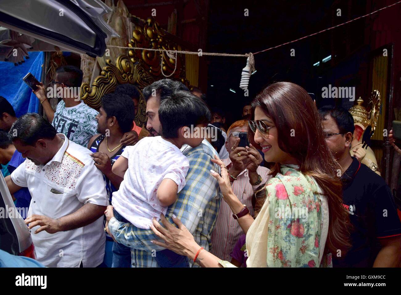 L'acteur de Bollywood Shilpa Shetty Raj Kundra fils Viaan Murtikar Santosh Kambli Atelier à Chinchpokli idol dieu hindou Ganesh Mumbai Banque D'Images