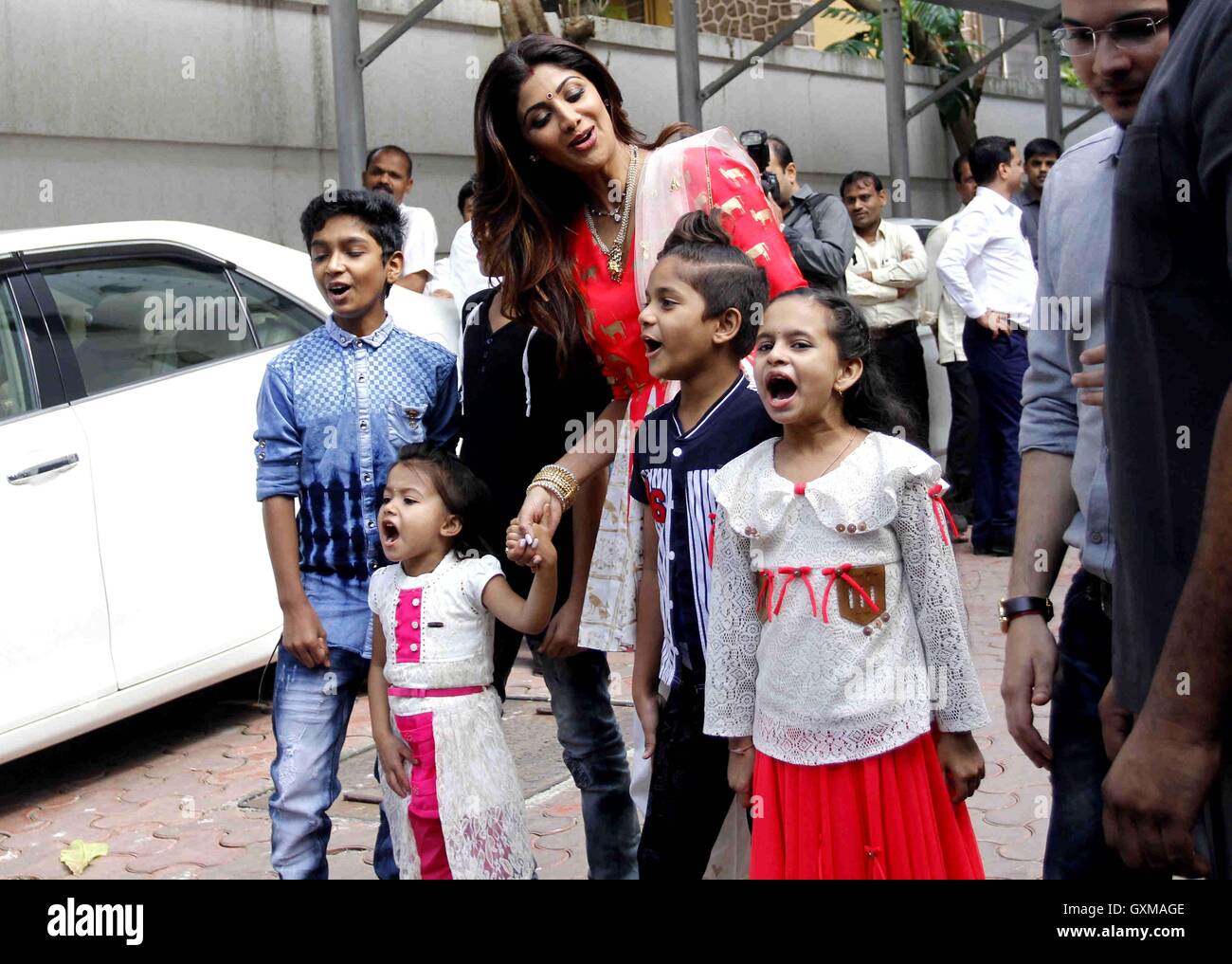 L'acteur de Bollywood Shilpa Shetty participe procession e idole à tête d'éléphant d'immersion dieu hindou le dieu Ganesh Mumbai Banque D'Images