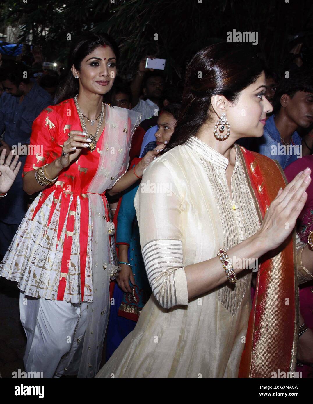 Les acteurs de Bollywood Shilpa Shetty et Shamita Shetty participe idole immersion procession Seigneur Dieu Ganesh Mumbai Banque D'Images