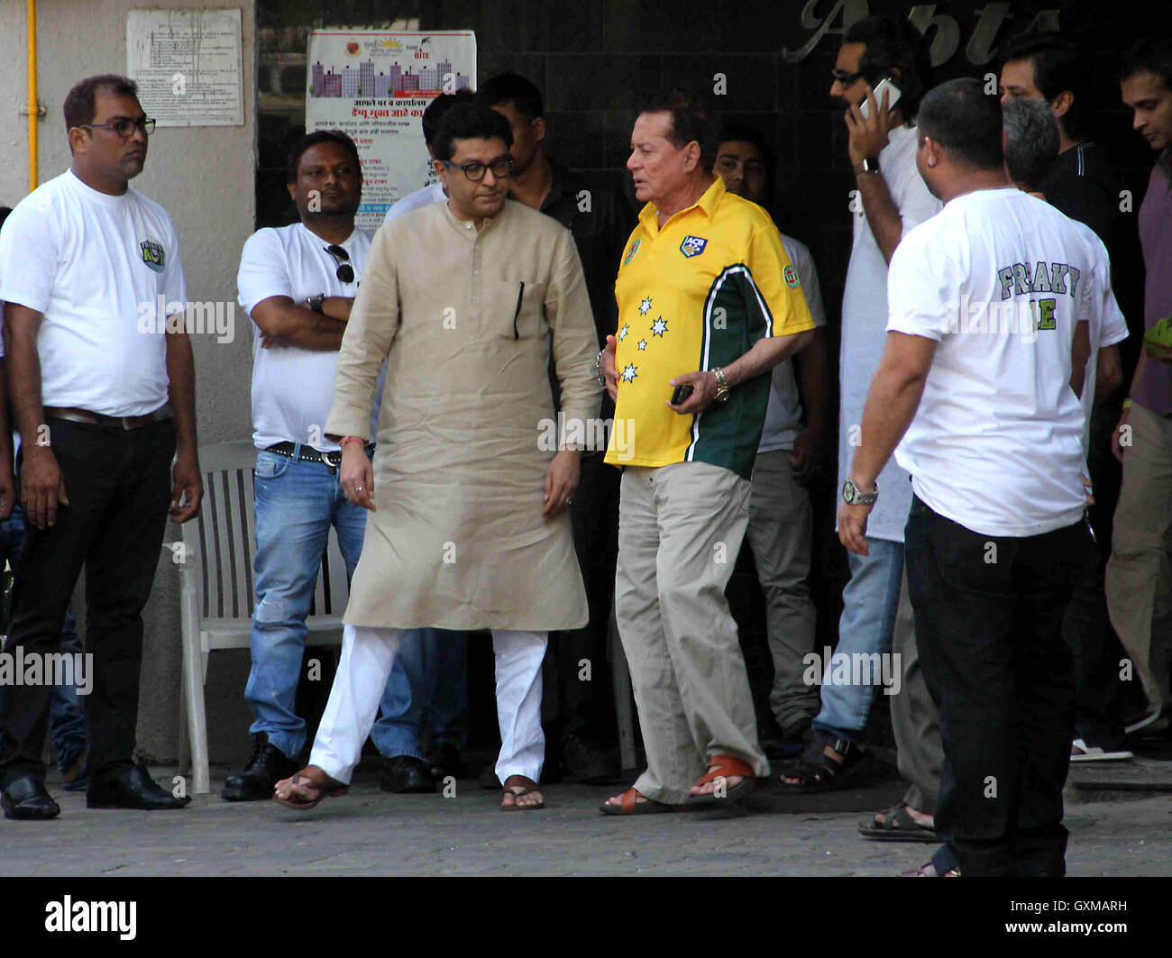 Maharashtra Navnirman Sena chef Raj Thackeray visites Salman Khans accueil d'offrir l'occasion de la prière de Ganesh festival Mumbai Banque D'Images