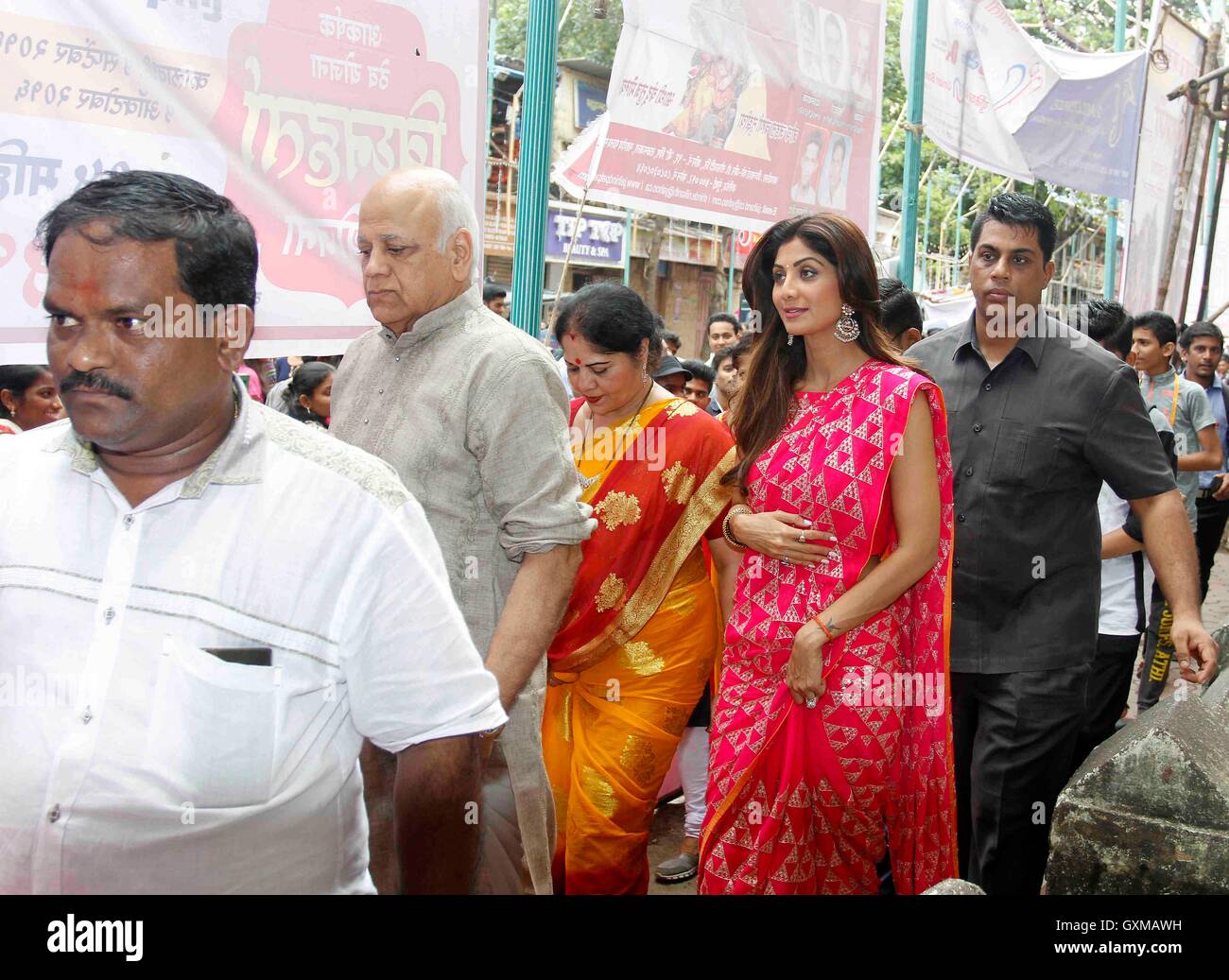 L'acteur de Bollywood Shilpa Shetty parents visiter Chinchpoklicha Chintamani offrir des prières occasion festival Ganesh Mumbai Banque D'Images